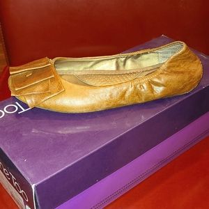 Me Too Lilyana Luggage Leather Flats Size 6